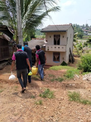 Dry ration packs distribution for the quarantined families ( නිරෝධායන පවුල් සදහා වියළි සලාක බෙදා දීම)