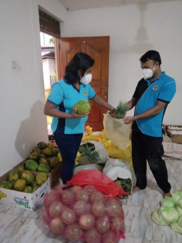 Dry ration packs distribution for the quarantined families ( නිරෝධායන පවුල් සදහා වියළි සලාක බෙදා දීම)